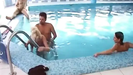 Almanya'dan iki sürtük havuzda üçlü sekste birlikte sikiliyor