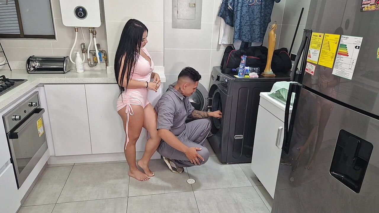 Sevimli Latina, PLUMBER APPRENTICE'e sikine iyi bir binme ile para ödüyor ve zengin oluyor