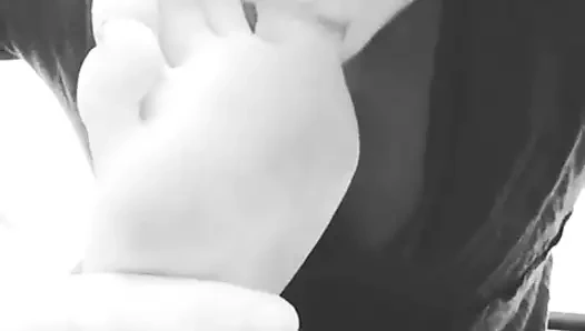 Genç arkadaşım ayaklarını yalarken bana bir video gönderiyor