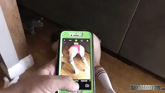 Kötü bakış açısı - üvey kızın şok edici keşfi, onu fotoğraf çekimiyle mastürbasyon yaparken yakaladı!