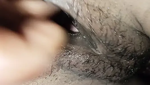 Ateşli anne amcığını parmaklıyor