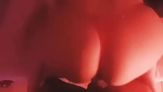 Une petite chatte avide de sperme
