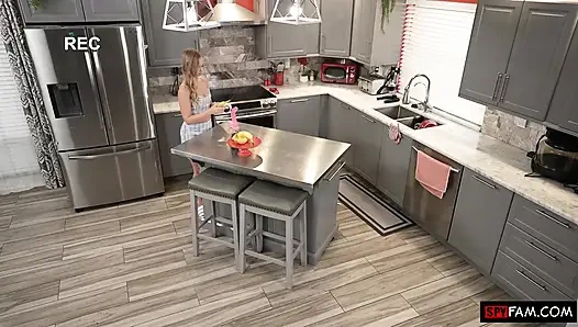 Üvey baba beni kişisel sikiş oyuncağı gibi kullanıyor