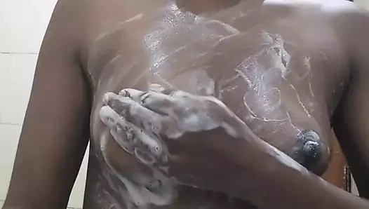 Desi aurat apne pati ko sabun se masajı karke dikhaate huye video bhai ne chori se sızdırıyor krdiya bölüm 1