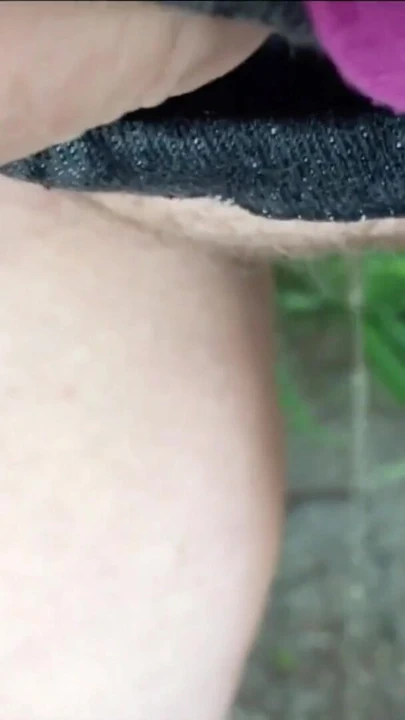 Seksi tanrıça umumi tuvaletlerde işiyor ve gösteriş yapıyor | Klip 1