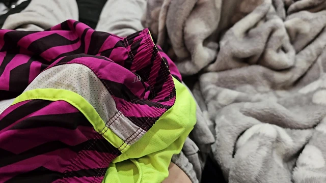 Nike tempo şortun ağzına boşalıyor