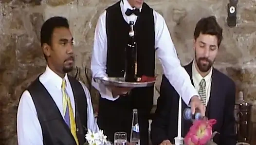 Sürtük Alman kaltaklar büyük yaraklarla ateşli anal grup seks yapıyor