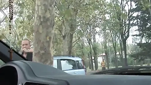 Siyah çoraplı ateşli esmer kadın parkta seks için sikiliyor