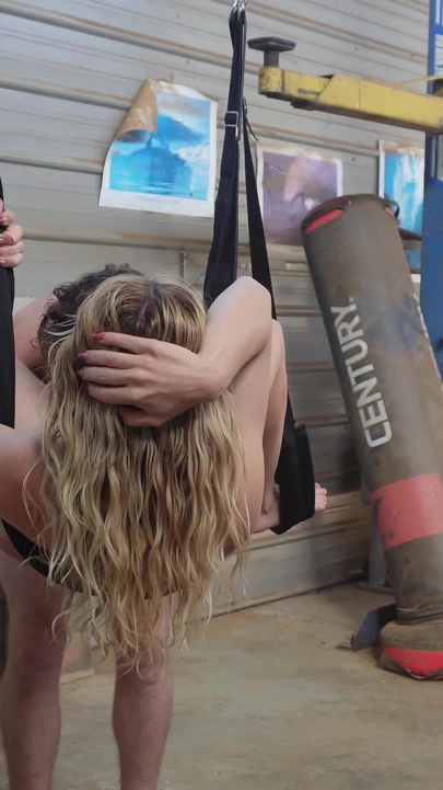 Minyon sarışın seks salıncakta büyük bir yüze boşalma | Klip 2