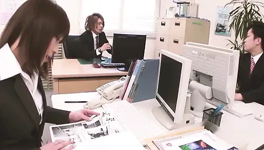 Güzel japon seks sahnesi 3: güzel büyük memeli Japon kadın ofis banyosunda mastürbasyon yapıyor