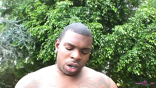 İki çekici zenci azdığında arka bahçede yoğun bir açık havada üçlü seks düzenliyorlar