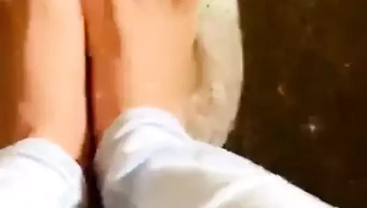 Karım parmaklarını gösteriyor