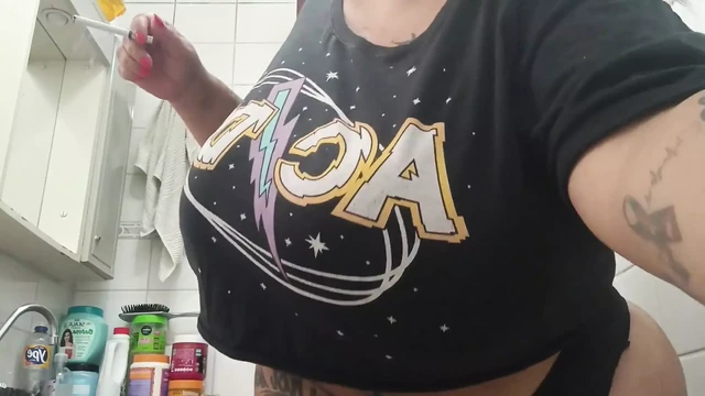 İri güzel kadın banyoda sigara içiyor