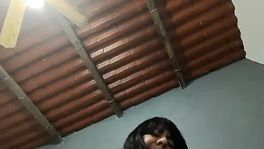 Bir partiye gittik ve Riva iç çamaşırı giymiyordu ve sonunda odalardan birine düştük