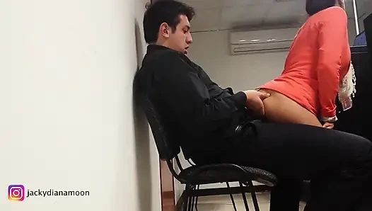 Sekreterim geri duramıyor ve benden ofiste seks istiyor.