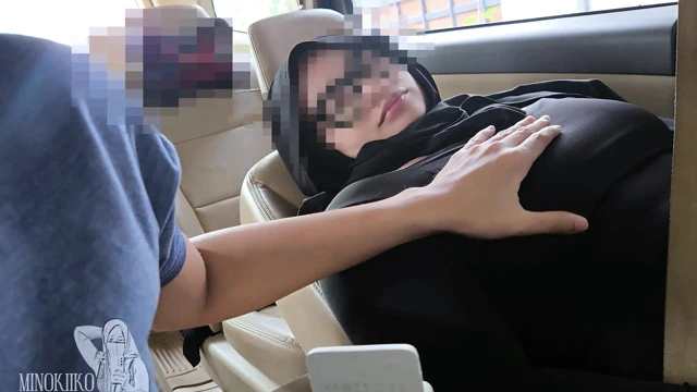 Ofis arabasıyla tesettürlü bir iş arkadaşını şehir dışına çıkarıyor - minokiiko