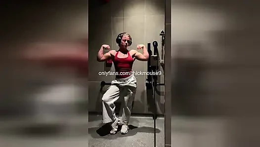 18 yaşındaki tiktok canlı spor salonu kazası: sıkı bakire amcık yırtıldı ve döllendi