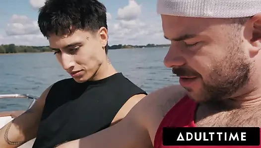 ADULT TIME - heteroseksüel arkadaşlar Marcus Mcneil ve Angel Elias hayal kırıklığı yaratan tekne gününü sert sikişe dönüştürüyor