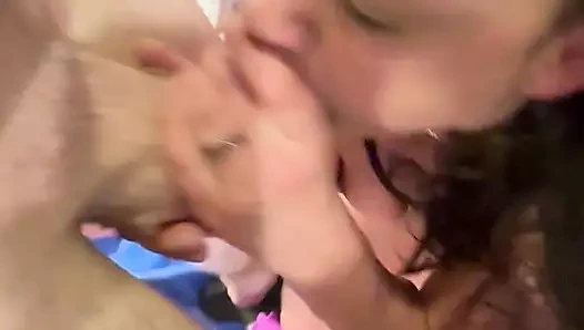 Kocası filme alırken evli kadının yüzüne döl alıyor