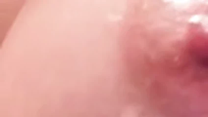 Faslı tükürme üzerinde memeler