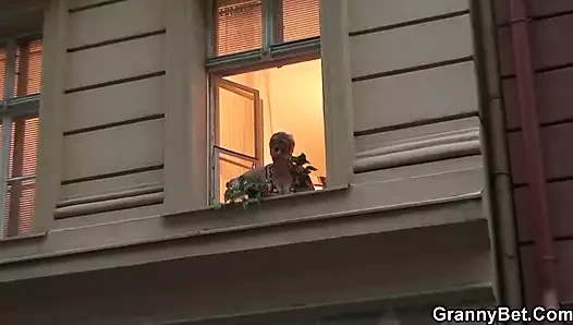 Yalnız yaşlı kadın sıcak genç adam için bacaklarını açar