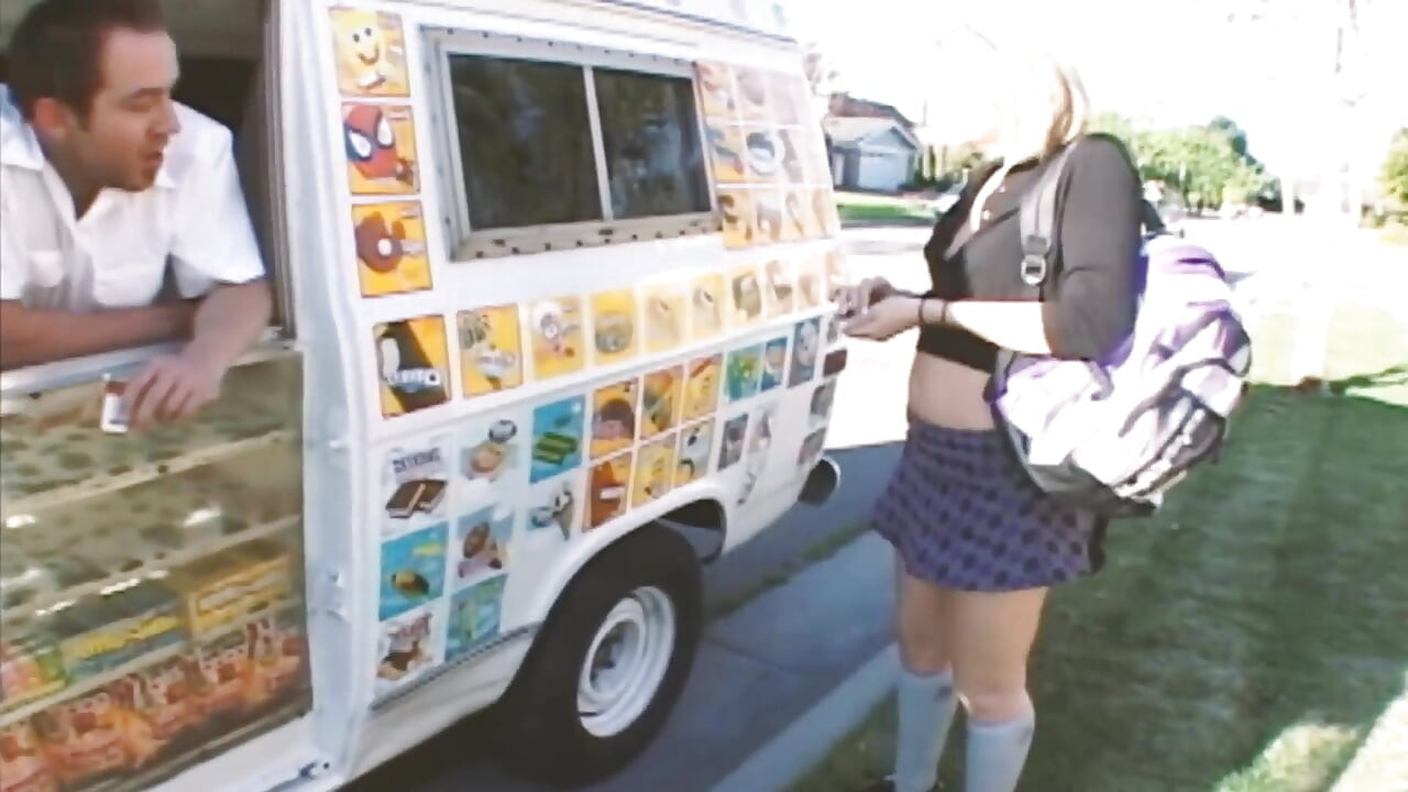 Küçük memeli seksi dondurma sahnesi 4_blonde genç kız dondurma kamyonuna döl alıyor