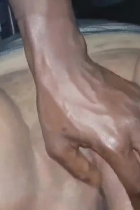 Wildenglishbbw büyük zenci yarağı nata4sex masaj yapıyor beni derin ve sert fışkırtarak sikiyor