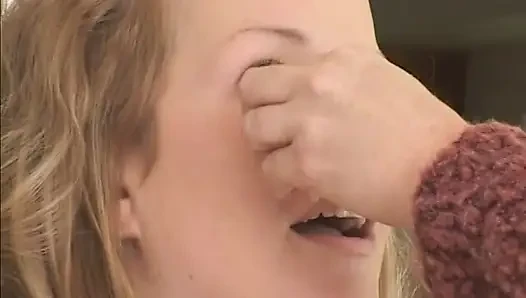 Genç sarışın tatlı kız sert anal seks için giyiniyor