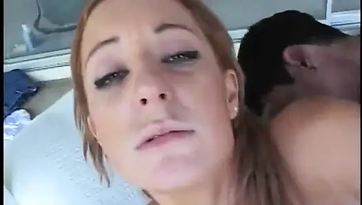 Komşunun üstün öfkeli esnek kız vahşi amcık hizmeti alıyor