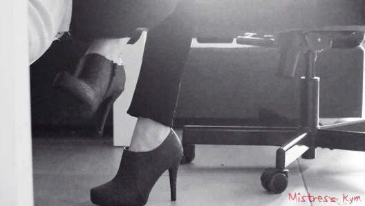 Femdom karısı ayakkabılarını ve ayaklarını yaladı - metresi kym