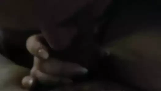 Üvey annenin ağzı üvey oğlunun yarağına giriyor ve onu boşaltıyor