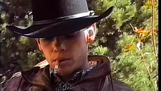 Uzun saçlı adam bacaklarını damızlık sert alet için açar