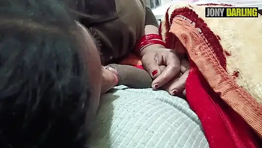 Evli kadın kriket maçı izlerken yarak emiyor