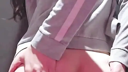 Güzel kabyle genç fahişe yarağı ağzına alıyor ve sakso çekiyor