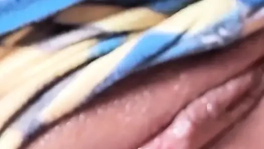 Şiddetli üvey kız kardeş gırtlağına kadar alıyor ve yarağın acımasız açlığıyla şarkı söylüyor