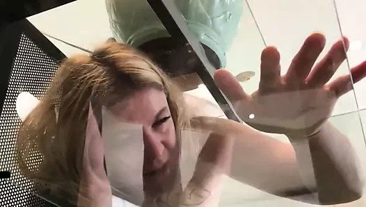 Milf gizlice dışarı çıkarken takılıp kalıyor ve üvey oğlu sikikleri