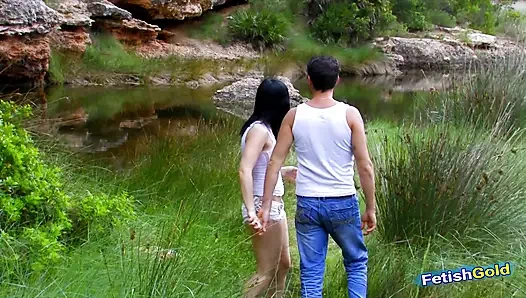 Azgın üvey erkek kardeş masum üvey kız kardeşinin götünü ve amını göl kenarında sikiyor