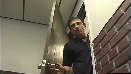Ekose etekli sarışın ıslak sakso çekiyor ve sikiliyor