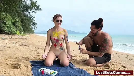 Azgın bir çift plajda striptiz tic tac toe oynuyor