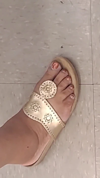 Sabah alışveriş yapan olgun bal kahverengi ayaklar