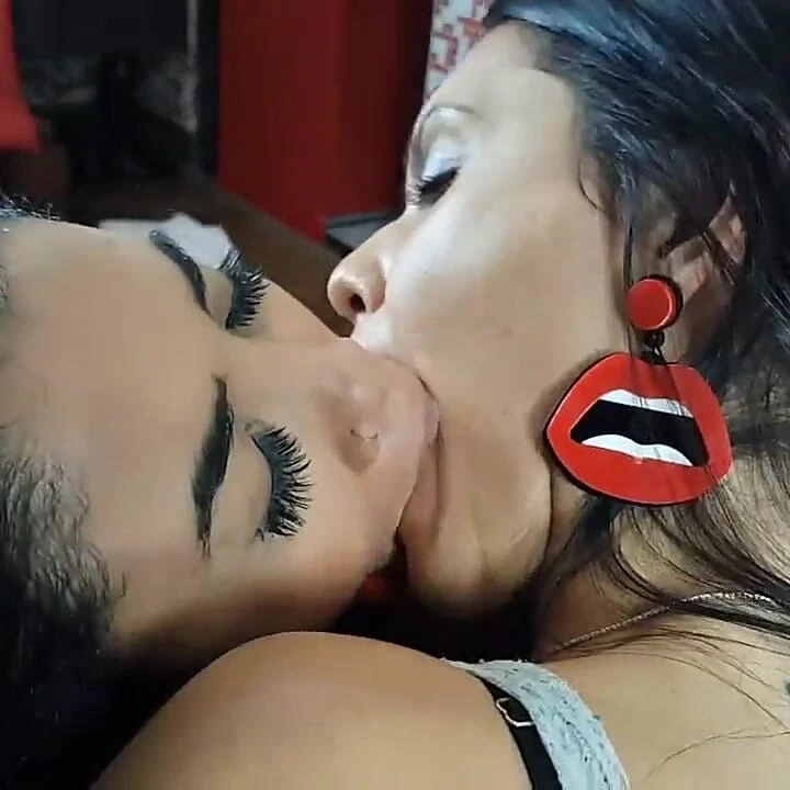 Öpüşme lezbiyen latinler maratonu