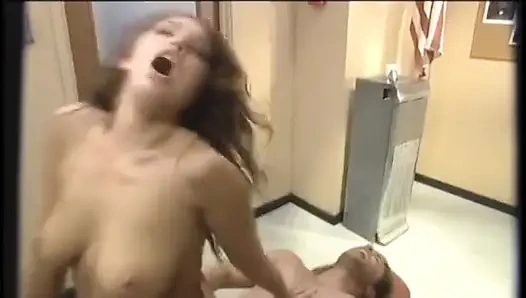 Azgın esmer afet oyuncaklarla elleniyor ve sonra bir fahişe gibi sikiliyor