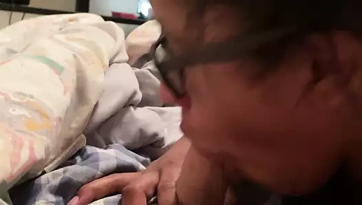 Kız arkadaş yatmadan önce yarak emiyor