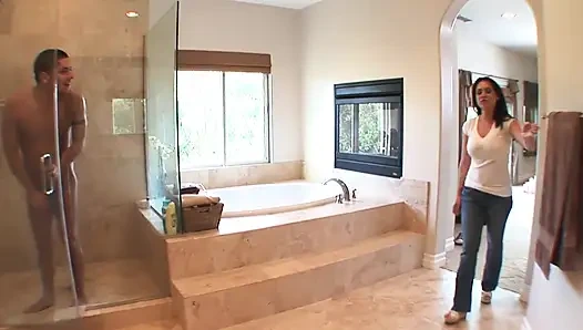 Götten sikilirken yüksek sesle inliyor