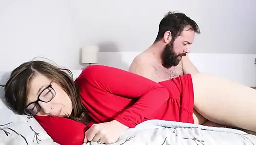 Kayınpeder parmaklıyor ve göğüslerine boşalıyor