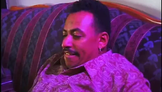 İki seksi götlü hatun kanepede siyah delikanlının sikini emiyor ve sikiyor