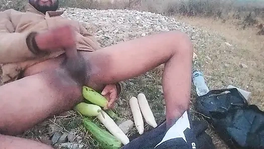 Çok kalın bir turpla götümü siktim.