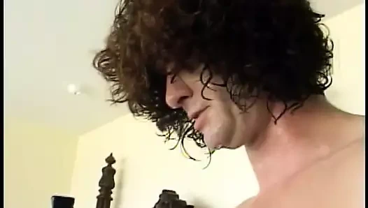 Kızıl saçlı ve esmer bir adamla sikişiyor