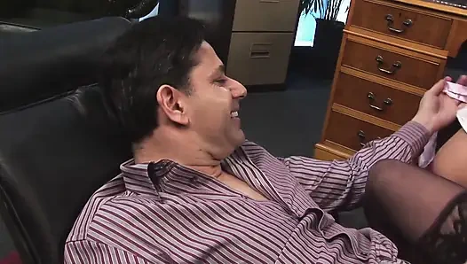 Üç edepsiz porno yıldızı sekreter ofiste harika sikişiyor