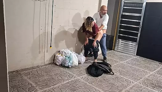 College students skip class and have sex behind the school in secret